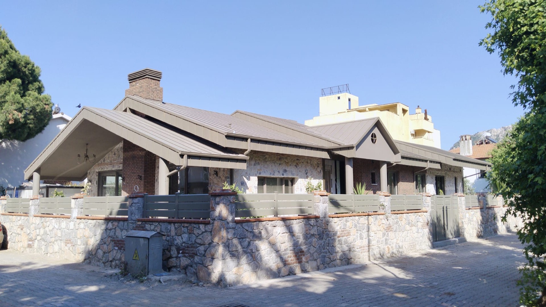 Tamamlanmış kenet metal çatı ve villa uygulaması