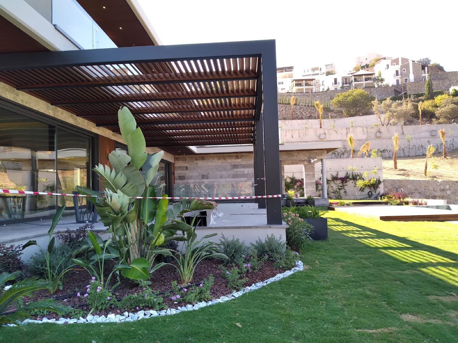 Güney Metal tarafından uygulanan modern metal pergola
