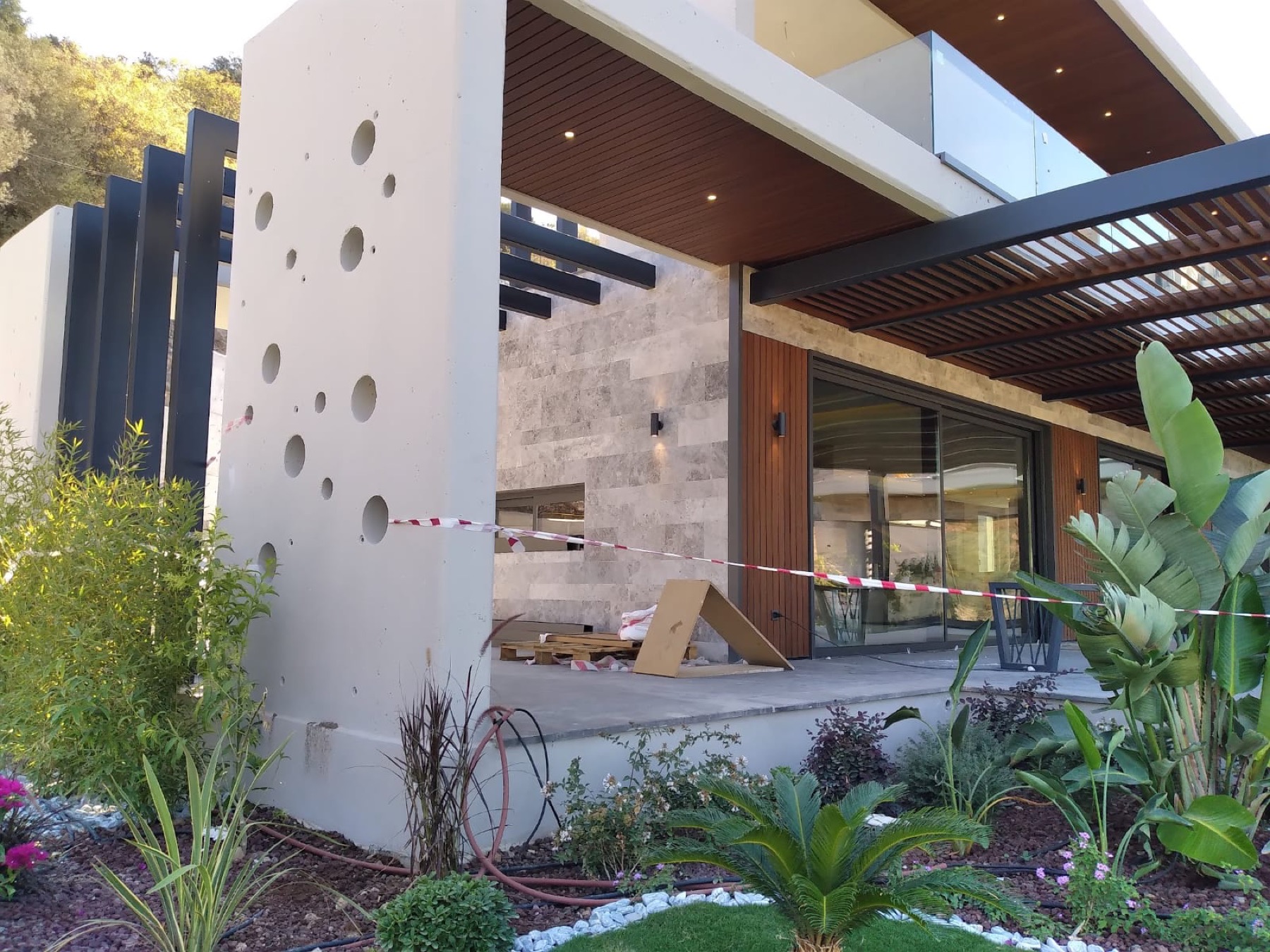 Modern villa için metal ve ahşap görünümlü pergola
